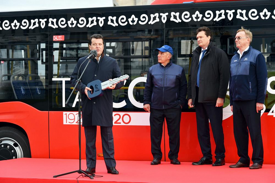 «КАМАЗ» передал партию газовых городских автобусов столице Татарстана