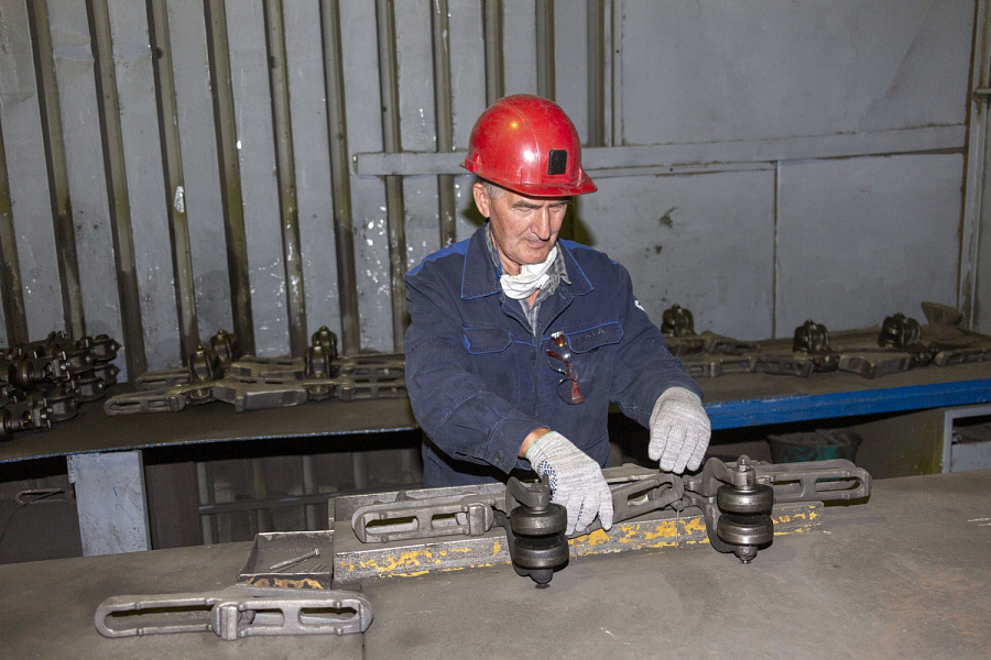 На литейном заводе повысилась производительность труда слесарей-ремонтников